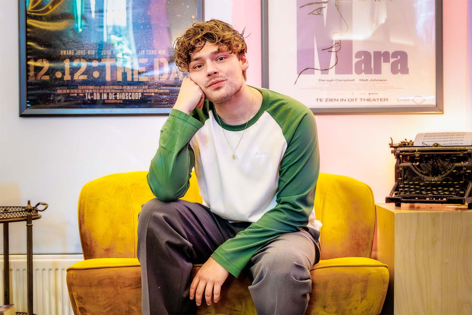 Soy Kroon als presentator van programma CultuurCrush