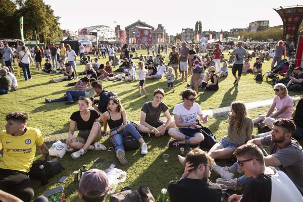 Publiek-Uitmarkt-2019-Museumplein-Copyright Janus van den Eijnden