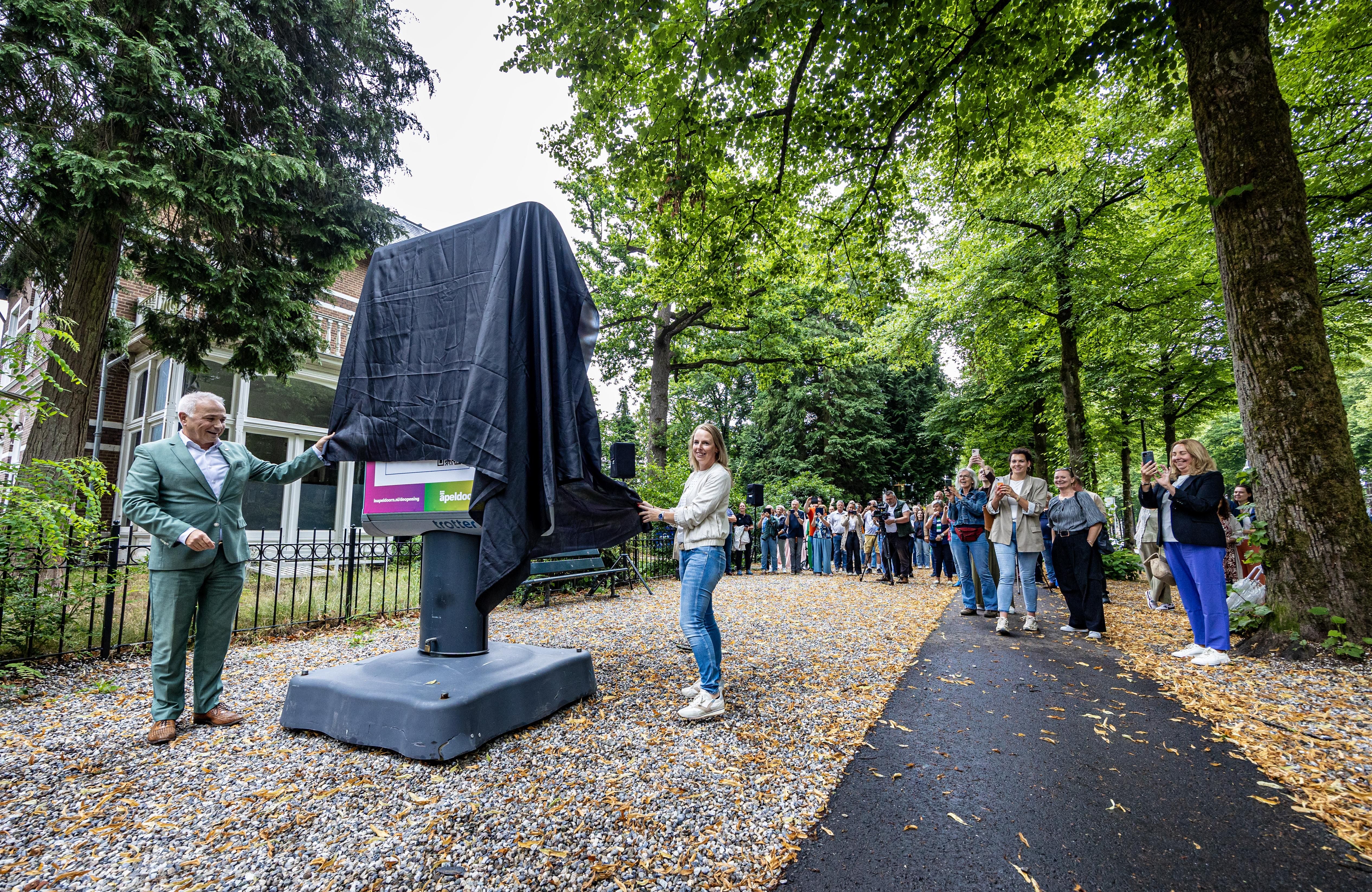 Opening van Fotoexpositie op de Loolaan (Rob Voss)